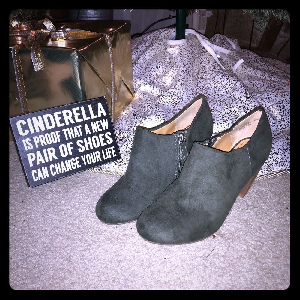 Crown vintage ankle boots! Size 10